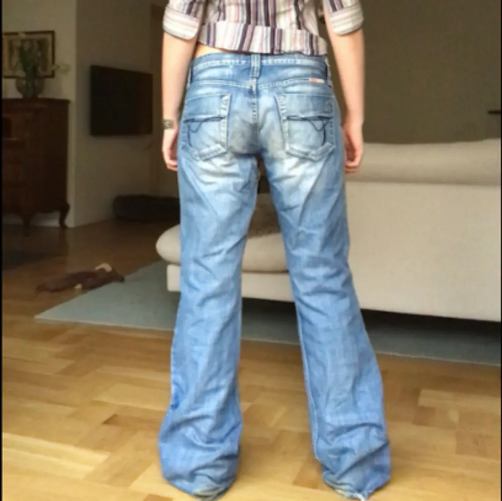 Lågmidjade bootcut jeans med super fina inbroderade blommor längst benet!! Midjemått rakt över= 42 cm Innerbenslängd = 85 cm Längden på hela byxorna= 108 cm . Jeans & Byxor.