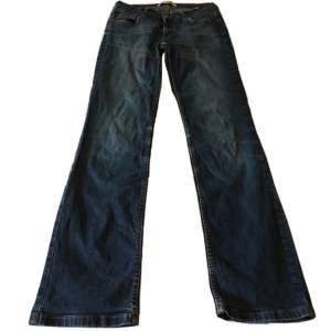Lågmidjade flare jeans från märket ICHI, Midjemått 75cm Innerbenslängd 82cm 