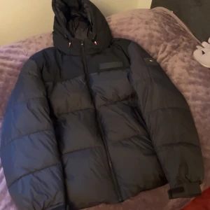 Tommy hilfiger jacka NEW YORK hooded jacket - Har använt 3 gånger jätte fin kvalite i jackan 