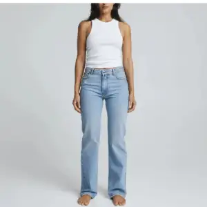 Ett par fina jeans från bikbok som heter mid wide jeans 550😊