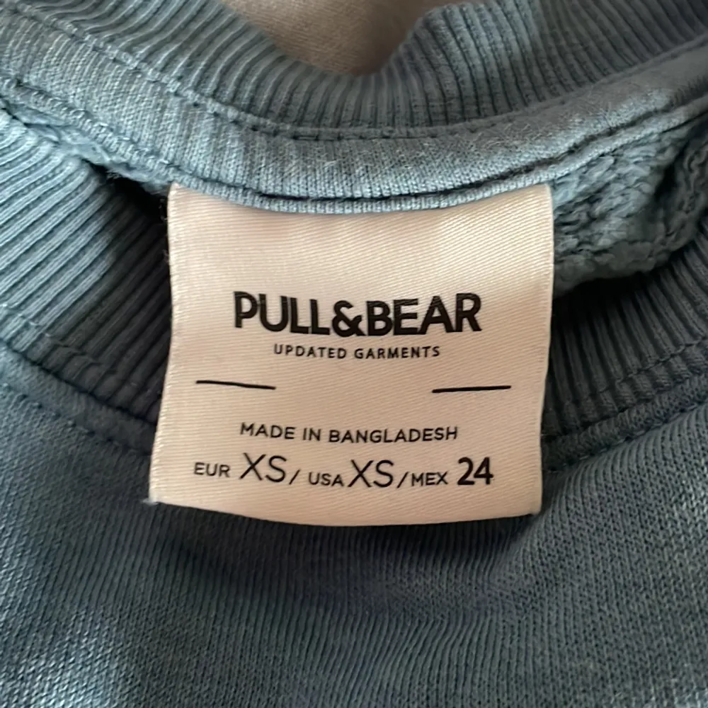 Köpt i Spanien, från pull & Bear. Storlek xs. Inte använd mycke o inga defekter. Tröjor & Koftor.