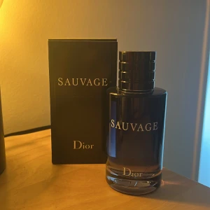 Dior sauvage edt 100ml - Säljer Dior Sauvage Eau de toilette för ett bra pris. det är cirka 90ml kvar av den då jag inte har använt så mycket av den sen jag köpte den i augusti förra året. ny kostar över 1000kr. låda följer med