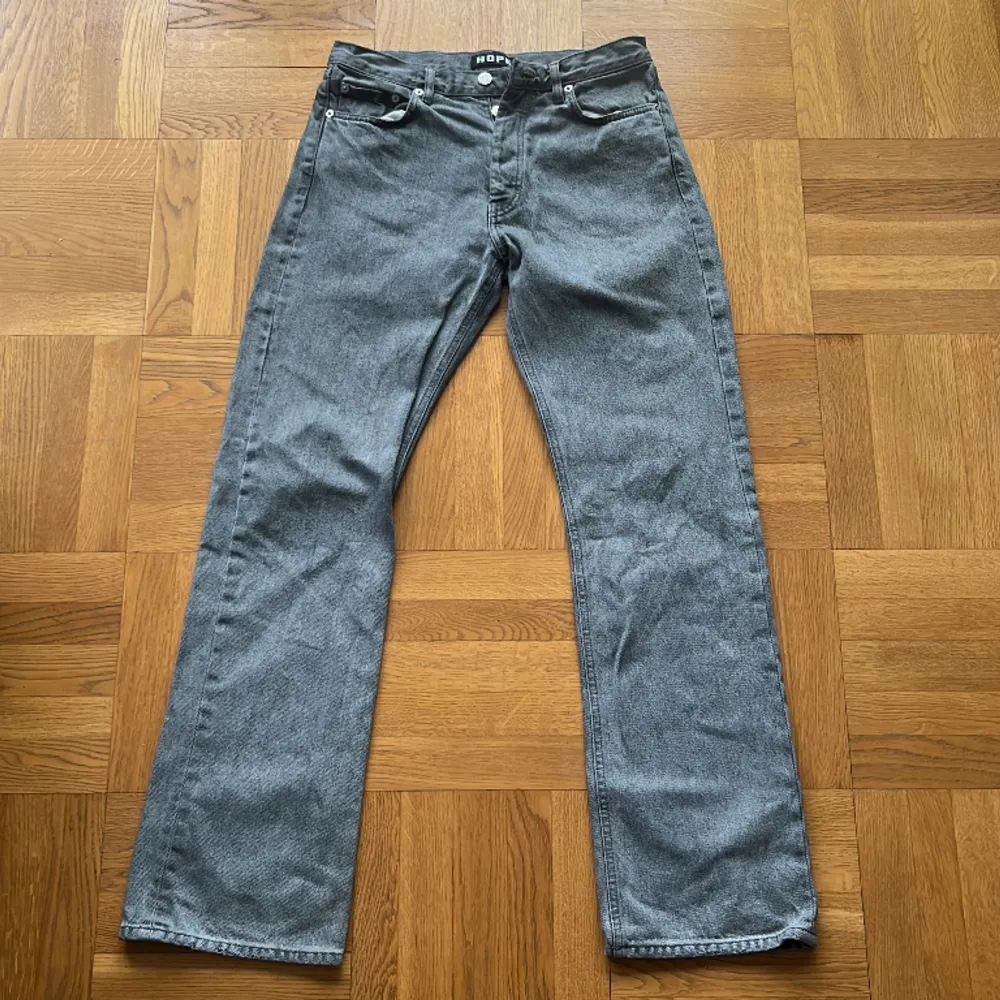 Hope denim rush, grå storlek 28 Utmärkt skick endast använda ett fåtal gånger  Nypris 1900kr. Jeans & Byxor.