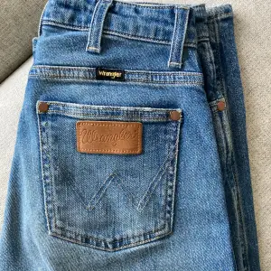Säljer mina Wrangler jeans. De har hög midja och en logo på bakfickan (se bild) De är i gott skick och sparsamt användna 😊