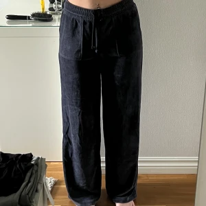 Mjukisbyxor  - Säljer dessa byxor pågrund av att jag inte använder det längre men superfina mjukisbyxor och sitter skit bra på, dessa mjukisbyxor är i barnstorlek men det är som xs eller s i vuxen storlek