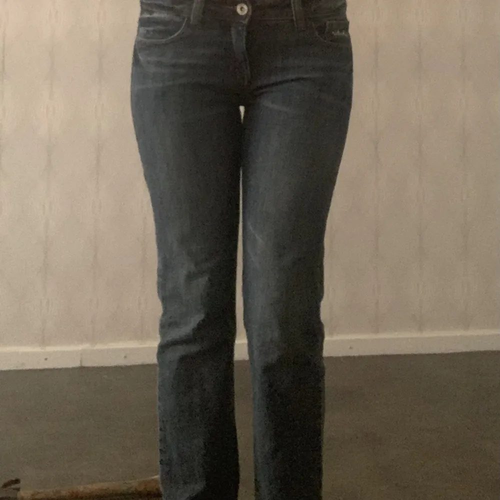 Jätte fina bebe jeans i bra skick💗 Knappen är lite sönder men funkar fortfarande💗midjan är 38 och inner är 74cm!. Jeans & Byxor.