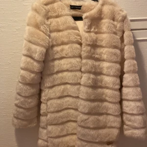 Pälsjacka - Säljer denna gulliga pälsjacka från lofty manner. Osäker på nypris men jackan är i nyskick. Har små hakar man kan stänga jackan med. Passar S-M . Pris kan diskuteras.