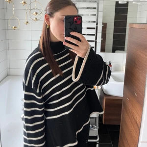 Randig tröja  - Säljer min tröja från Gina Tricot 😊storlek M men passar också 🤗 säljs för att den ej kommer till användning längre! 