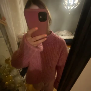 Stickad tröja - jätte fin stickad tröja från gina. nypris 399kr mitt pris 149kr. skriv privat för flera bilder eller prisförslag.💗💗