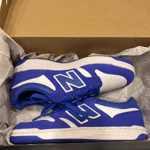 New balance skor  - Säljer mina New balance 480, som alldrig är använda. De är köpta i New York och då finns tyvärr inte lådan kvar, men skickas i en annan låda isf! Bara att skriva om du vill ha mer biler eller förhandla pris.