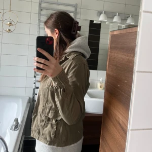 Militärgrön jacka  - Säljer denna jackan från JC storlek Xs, köpt secondhand och har skavanker så därav priset! 😊