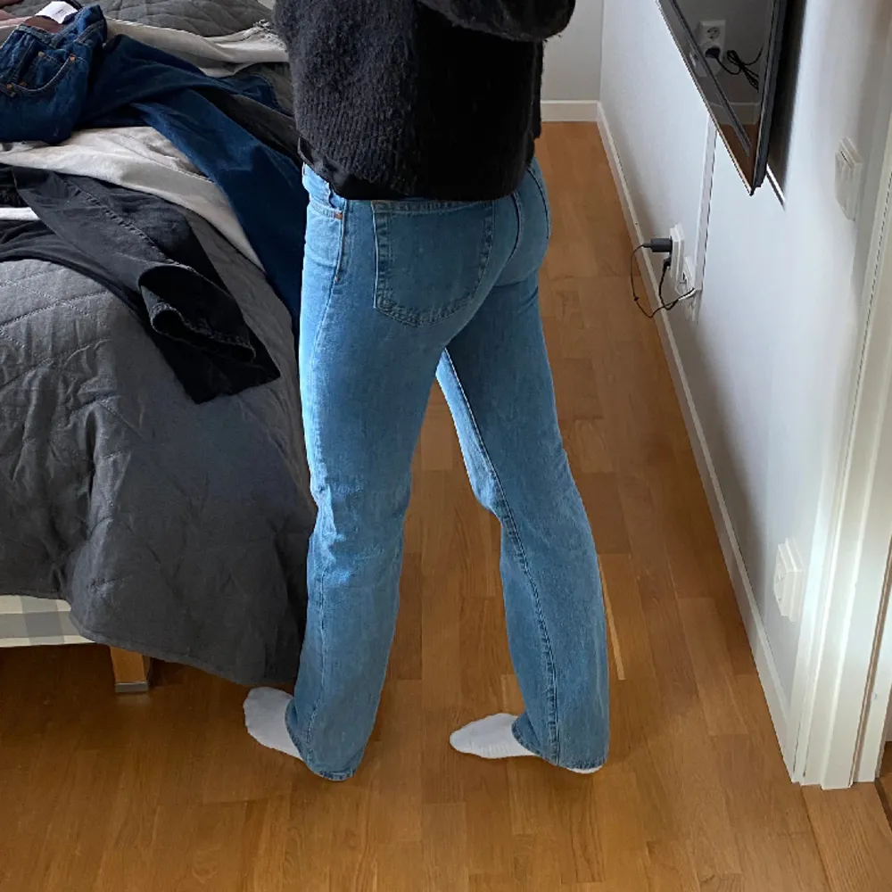 Säljer dessa Bikbok jeans! De är i low waist modell! Säljer då dom inte sitter som jag önskar!💕 jag är 175 för referens! 24/34, nypris 700kr. Jeans & Byxor.