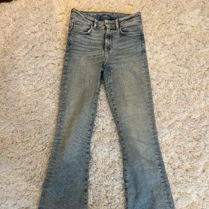 Säljer dessa jeans (cropped flare) från Bikbok i storlek S. De kommer inte till användning längre. PRIS KAN DISKUTERAS😊 Köparen står för frakt.