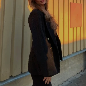 Kavaj från H&M - Hej säljer denna kavaj från hm som sitter jätte fint på och använd max 2-3 gånger 🤩