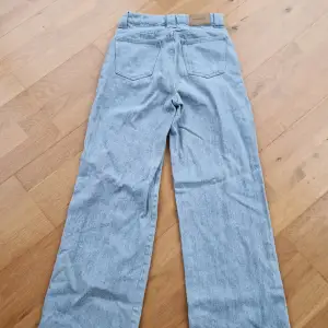 Snygga jeans i ljusare ton. Perfekta för våren! 😍 Obs! Nedlagda för att passa fint till en längd på 180cm. Mkt lite använda pga viktuppgång. 🙈