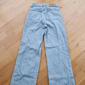 Aware Jeans, W26, L34 - Snygga jeans i ljusare ton. Perfekta för våren! 😍 Obs! Nedlagda för att passa fint till en längd på 180cm. Mkt lite använda pga viktuppgång. 🙈