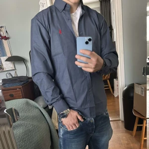 Ralph Lauren skjorta - storlek M - Säljer en Ralph Lauren skjorta i väldigt bra skick för ett bekvämt pris. Skjortan har knappast används och därför säljs den. Vid frågor kring passform och mått hör av er. Priset kan även diskuteras!