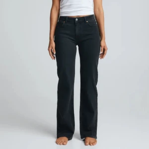 Lågmidjade jeans  - Lågmidjade raka jeans från bik bok, säljes pga av att de är för små för mig💞
