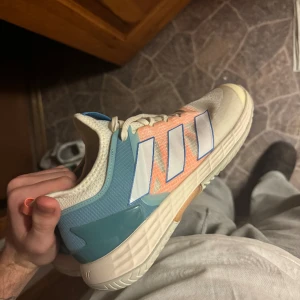 Adidas padelskor - Säljer nu dessa adidas padelskor som endast är använda en gång på padelbanan. I princip helt nya. Sätter pris på 700-800kr.