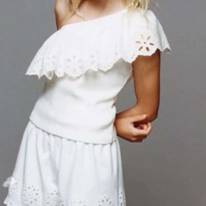 Gullig topp från zara🤗 - Jätte fin topp från zara! Endast testad 🤗 skriv för bilder eller andra frågor!!