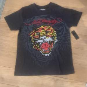 Helt ny ed Hardy T-shirt storlek medium kan ändra pris