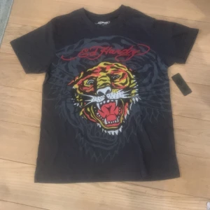 Ed Hardy t-shirt  - Helt ny ed Hardy T-shirt storlek medium kan ändra pris