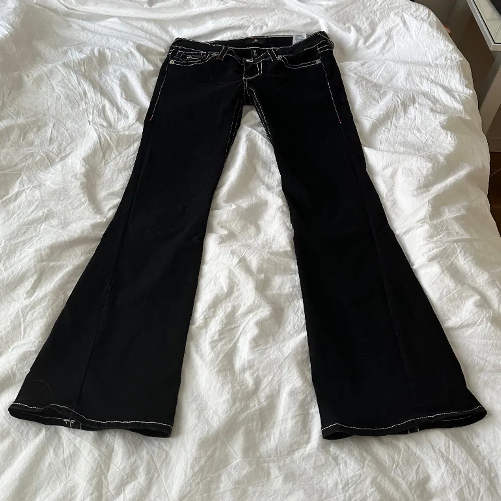 Lågmidjade bootcut jeans från True Religion 🩷så himla snygga!! Midja: 76cm (stretchiga!!!!) innerben 82cm . Toppar.