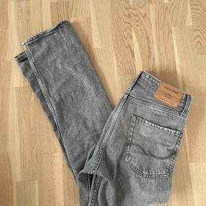 Säljer ett par jack&jones jeans i färgen ljugrå model loose chris tiktigh sköna i stl 28W 30L nypris 600kr mitt pris 200.