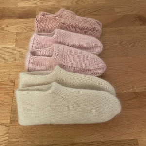 Stickat fina tofflor  - Handgjorda tofflor, mjuka och sköna ha på sig hemma .  Man kan vara olika färger  Pris 200kr 
