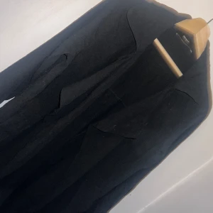 Tunn kappa Svart S  - Tunn kappa från bikbok - S. Saknar band, men annars intakt, tunn men skön och stilren, detalj på ryggen. Vid intresse be gärna om fler bilder.