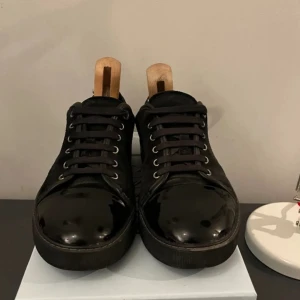 Lanvin skor - Säljer mina hel svarta lanvins i storlek 43 men passar 44. Skick 9/10, allt og följer med. Nypris 4500 mitt pris 2799, om ni har frågor är det bara att höra av er.