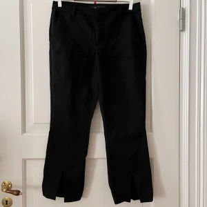 Kostymbyxor  - Svarta stretchiga kostymbyxor från Vero Moda i storlek S. Slitsar fram på båda benen, lite kortare längd, så passar någon som är 150-160cm. Bara att fråga om det är något du undrar! 
