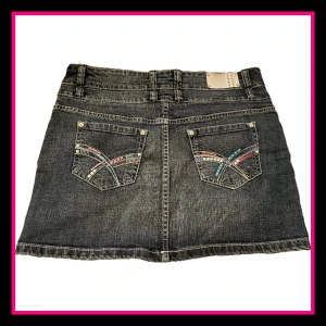 2000’s jeanskjol🩷 - Jag säljer denna jättesöta jeanskjol då den inte används. Superfint skick! Storlek 40(M). Skriv gärna vid frågor eller fler bilder!💗