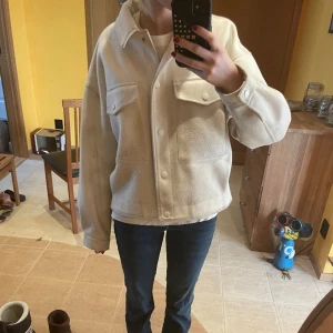 Kappa - Säljer denna vita kappa från vera moda💕säljer då jag inte använder! Köptes för 350 kr!💵 Prisk kan självklart diskuteras 😊💕 Skriv för fler bilder eller om du har några frågor! Jackan har två framfickor med knappar!😁