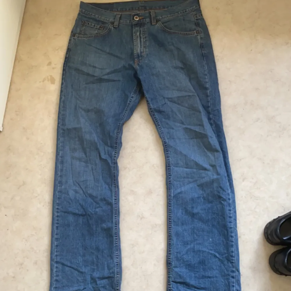 Flared/baggy jeans, säljer för jag aldrig använder dom. Lite slitna näre vid benöppningen. . Jeans & Byxor.