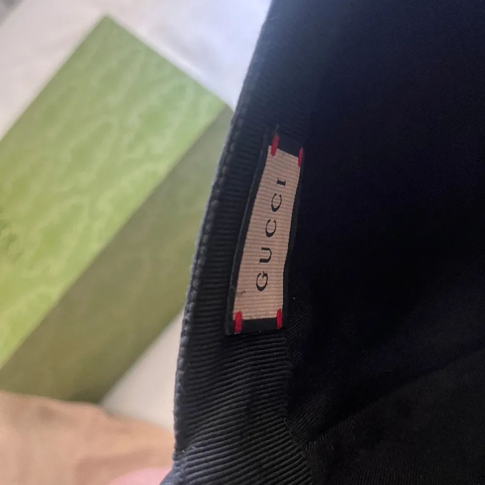 Hej säljer min gucci keps då jag byt stil och den inte kommer till användning. Den är köpt på gucci officiella butik i Stockholm. Köpt för 4000kr säljer för 2000kr size L. Dustbag och påse medföljer. . Accessoarer.