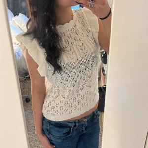 Stickad tröja - Säljer min Jättefina beige/vita stickade tröja från only då den inte kommer till användning. Den är använd 1 gång!💗 
