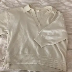 Säljer denna vita stickade tröjan från H&M. Har korta ärmar, en urringning och en liten krage.