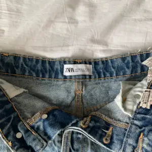 Super najs mid waist jeans shorts från zara😍😍