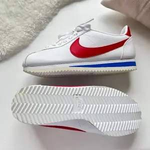 Klassiska Nike Cortez, oanvända i storlek 36,5. Enligt Nike är modellen liten i storlek och dom rekommenderar en halv storlek större än normalt (för mig är dom för stora som har storlek 35 i vanliga fall).  Samma skor som Forrest Gump får i filmen!  