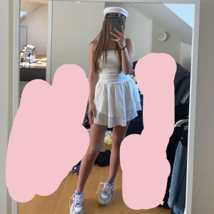 Studentklänning (ej såld) - Inte såld!! Det var ett skambud. Säljer nu denna supersöta bandeauklänningen som passar perfekt till studenten💕 den är helt oanvänd med prislapp på. Säljer även samma i XS