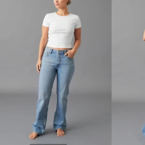 Jeans - Säljer dessa low straight jeans ifrån Gina i storlek 34