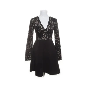 Svart klänning - Säljer denna super fina svarta klänning med spetsdetaljer från Hickap! Perfekt för lite finare tillfällen som middagar eller andra firanden. Har aldrig använt den så den är helt som ny.💗