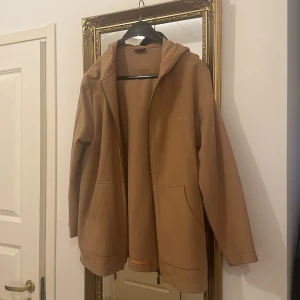 Vårjacka SAND i cashmere&wool - Jacka i rak modell med kapuchong ! Använd men väl omhändertagen👍