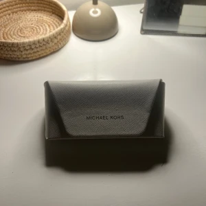 Michael Kors glasögon - Jättesnygga glasögon k ljusrosa, använda bara ett par gånger!! Köparen står för frakten!💕💕