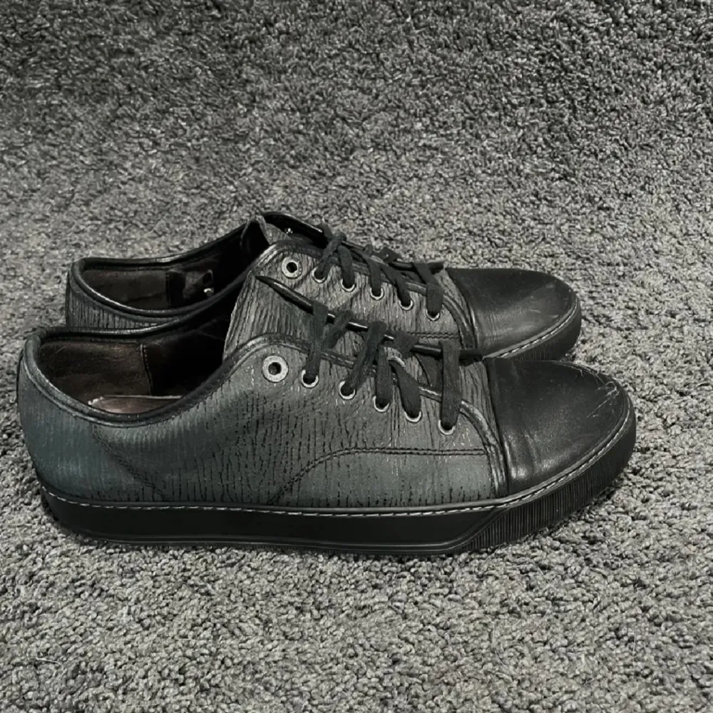 Säljer dessa extremt unika Lanvin skor i färgen svart/grön. Storlek 8 vilket passar 43/44. Fint skick. Nypris 4699kr, köp 800kr eller kom med bud! Frakt sker via PostNord spårbart paket📦. Skor.