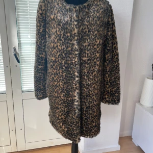 Leopard pälsjacka Kappahl strl L - En jättefin leopard pälsjacka från Kappahl i strl L. Super fint skick 