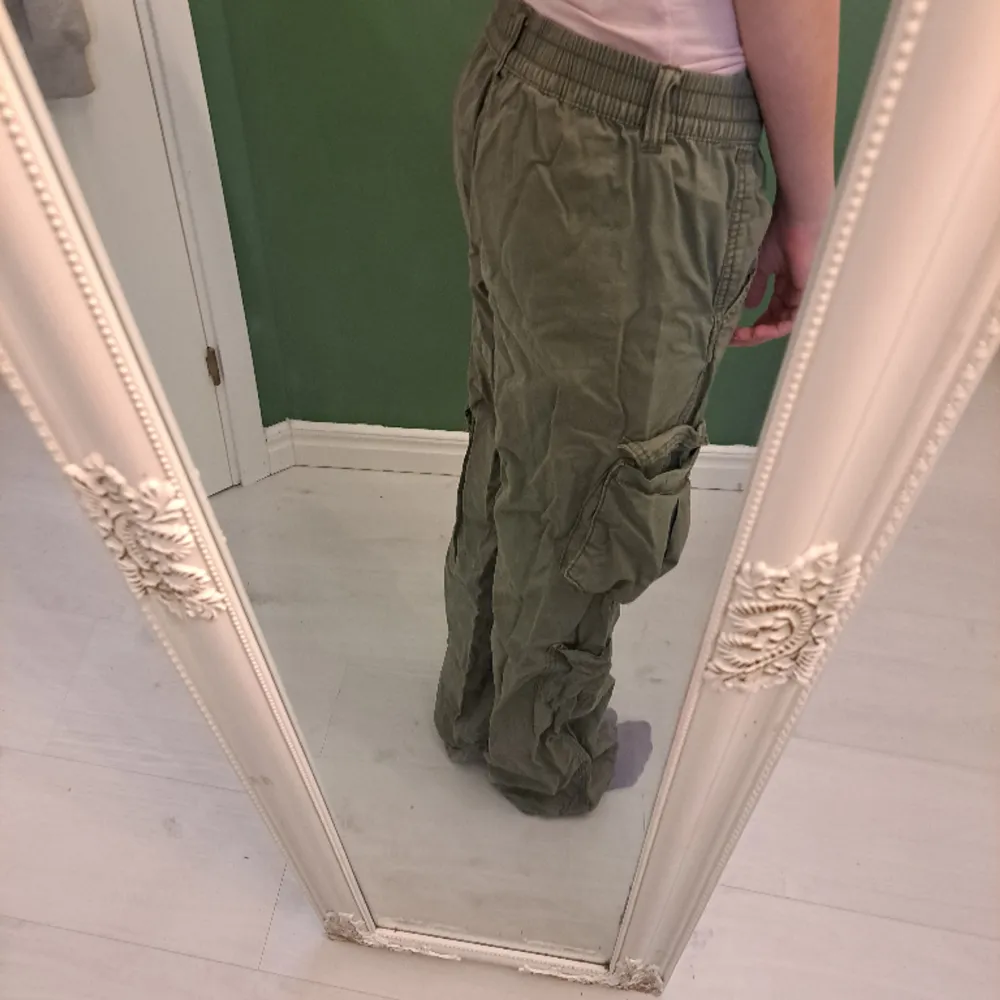 Murgröna cargo byxor från H&M. Säljer p.g.a att dom inte är min stil längre 😊 Bra skick men som du ser så är dom lite slitna längst ner. Det är bara att kontakta mig för frågor! 🤗. Jeans & Byxor.