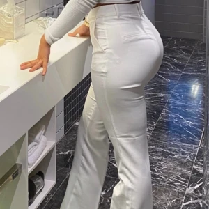 Vita kostymbyxor - Skitsnygga vita kostymbyxor från bikbok i storlek 36. Säljer eftersom de lite för stora på mig. Helt oanvända av mig köpta tidigare på plick. Första bilden är lånad!