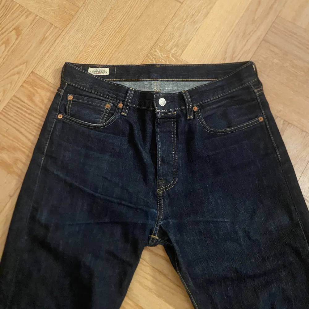 Säljer nu mina Levis 501 i en fräsch mörkblå färg. Inte använda många gånger så i topp skick. Nypris 1100, säljer för endast 449. Jeans & Byxor.